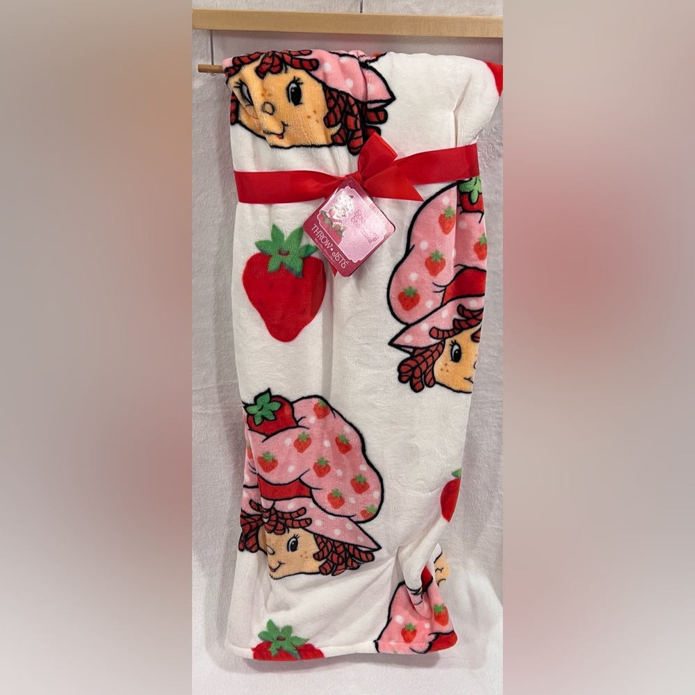 Strawberry Shortcake 60 in x 70 in throw! ๐๐ฐ - Picture 1 of 4